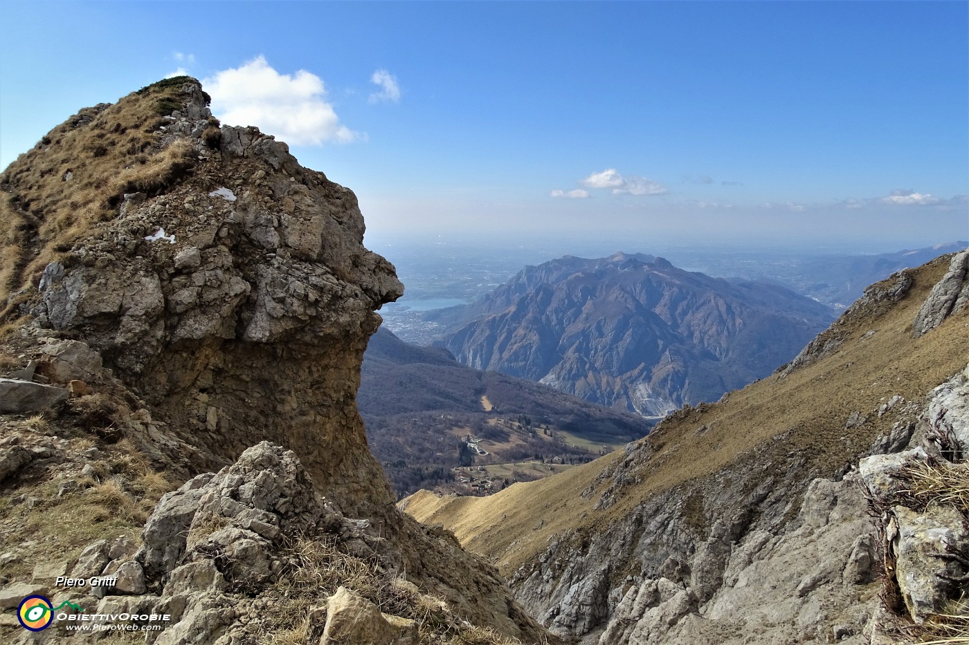 30 Canalone Caimi con vista in Moregallo e Corni di Canzo.JPG